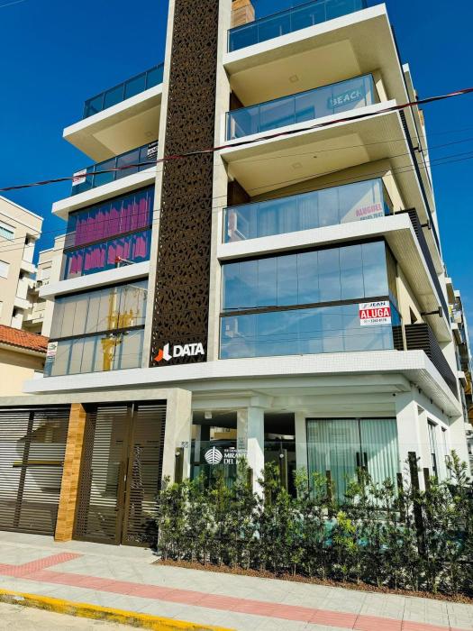 Apartamento de frente para o mar na Praia de Palmas com uma suíte e duas demi-suítes.