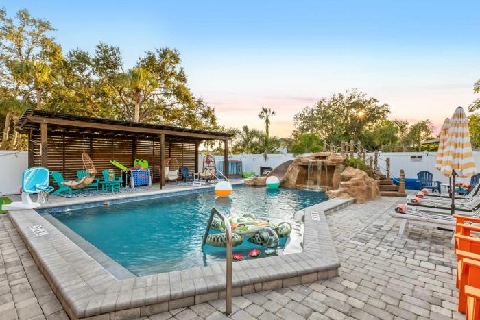 Min to IMG - Heated Pool - Putt Putt - Sleeps 6