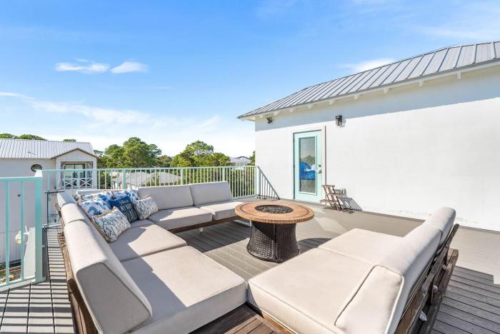 10 Min WalkTo 30A Beach Rooftop View & Cinema