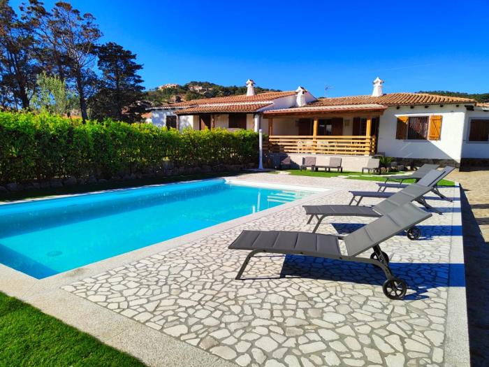 Villa with swimming pool 50 meters from the sea