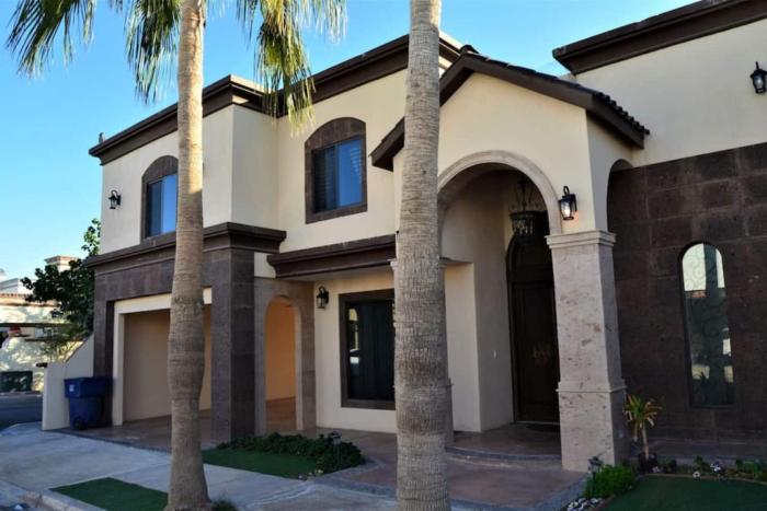 Luxurious Zona Dorada Retreat Spacious and Secure