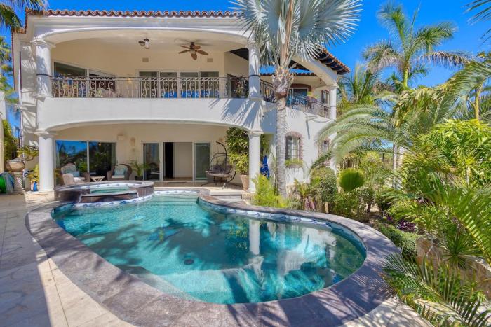 All-Inclusive Beach Casa between two 5-Star Hotels