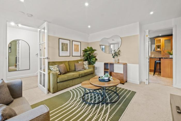 Modern House 6 Beds 3 Car Driveway Parking