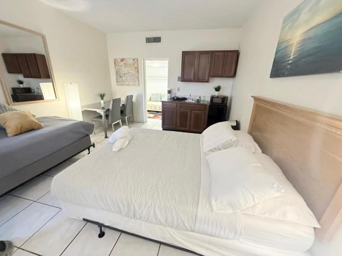 Spacious Studio Close to the Beach & Shops 2339