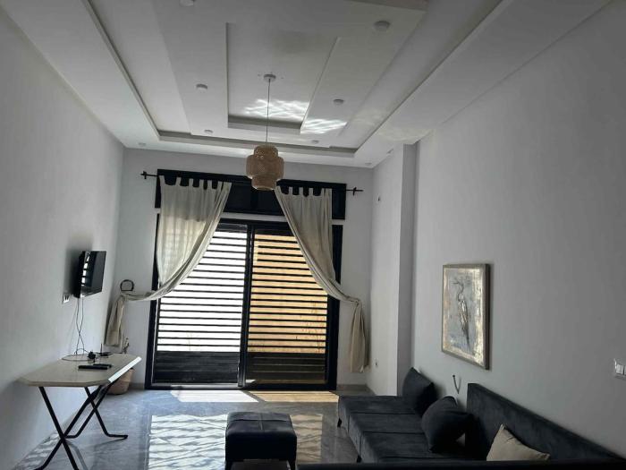 Beautiful Villa with Garden Luxury Neighborhood, secure