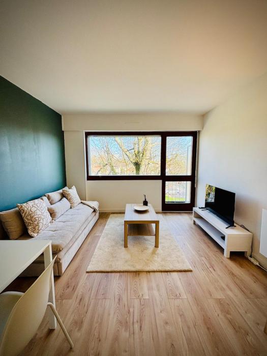 Le Castelou Bright Apartment Balcony and Parking