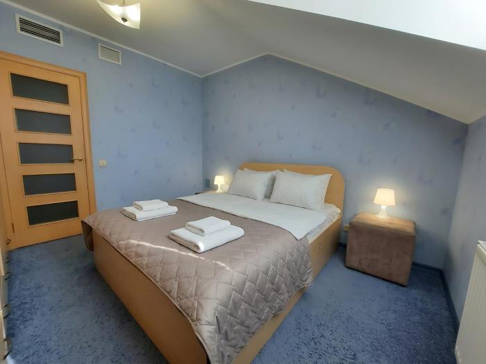 Квартира в центрі Полтави з ванною і кондиціонером, Світло, Електрика та опалення є 24 на 7, Є парковка та зарядка для автомобіля, Документ?