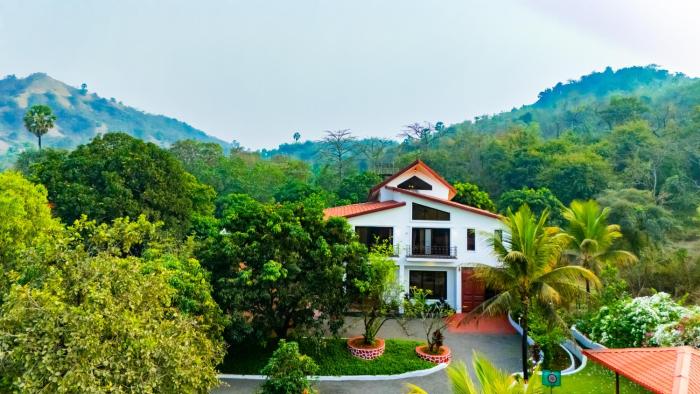 Valdivian Villa by Alaya Stays 3- BHK with Verandah, Temple and Machan