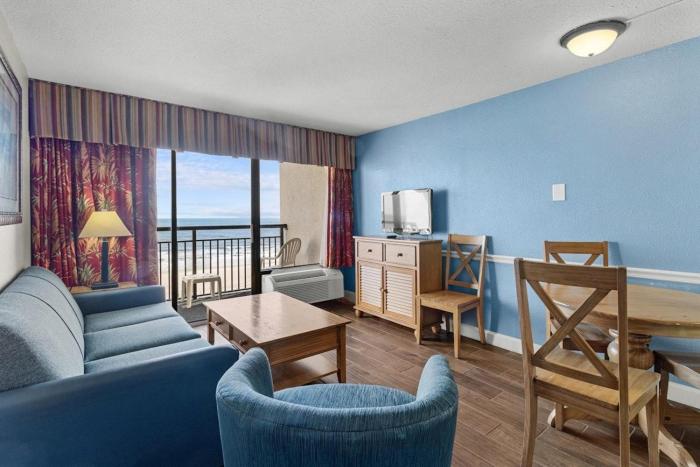 Spacious Oceanfront Suite: 5th Flr W Breakfast