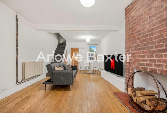 Homely 3-Bedroom Retreat with Garden & Living Room