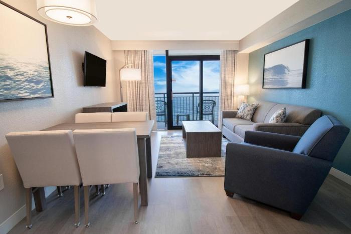 Breathtaking Views and Coastal Comfort: 8th Floor