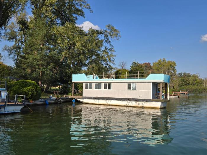 Large House Boat