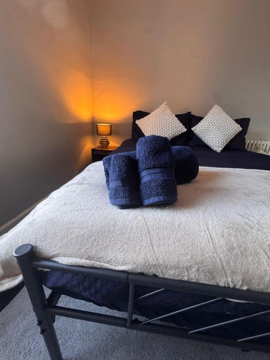 Central Near Hospital 2 Bedroom - Sleeps 4 - Self Check In - Fully Furnished
