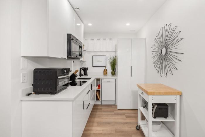 Stylish 3BR Basement Suite - Quiet Vancouver Area