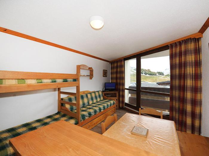 Studio lumineux avec balcon, accès direct aux pistes - FR-1-344-983