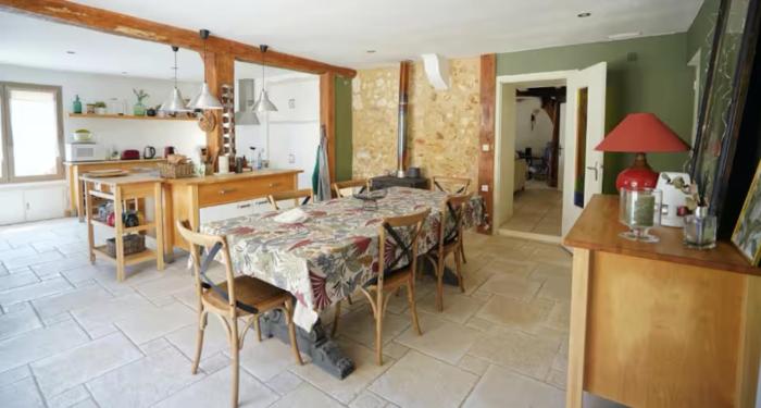 Maison en pierre dans un petit village de Dordogne