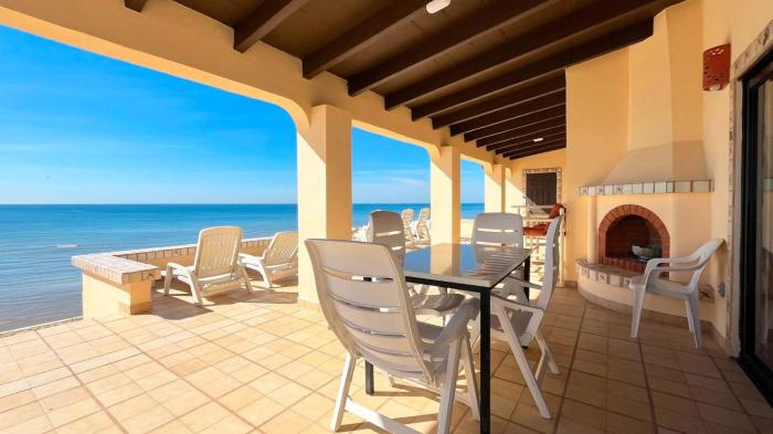Charming 3-Bedroom Beachfront Home Bahia Delfin