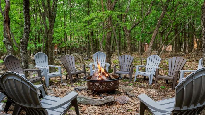 Summit Shores Tranquil Escape Designed for Groups w Hot Tub Fire Pit Game Room