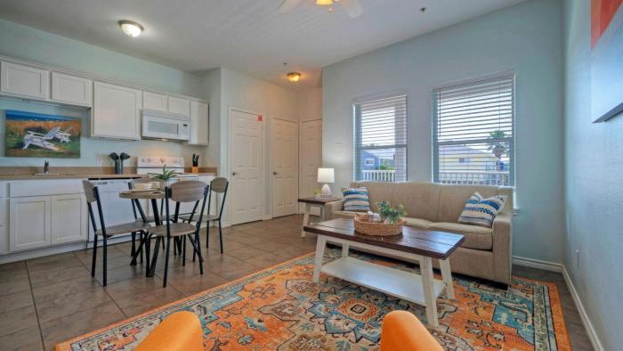 Minutes to the Beach w Pool Sleeps 8 Two Condos: Costa Bahia