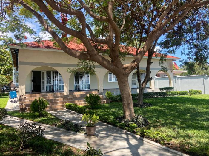 Spacious 4-bedroom beach house with WiFi, AC in Monkey Bay