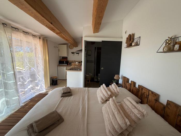 Studio dans maisonnette en pierre