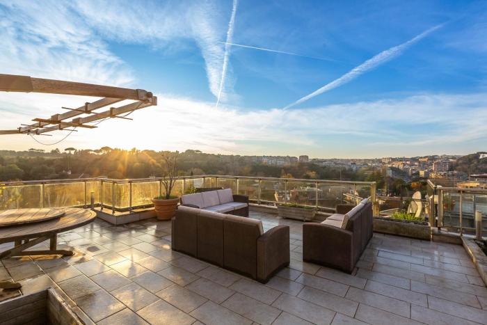 Spacious Penthouse with St Peter View