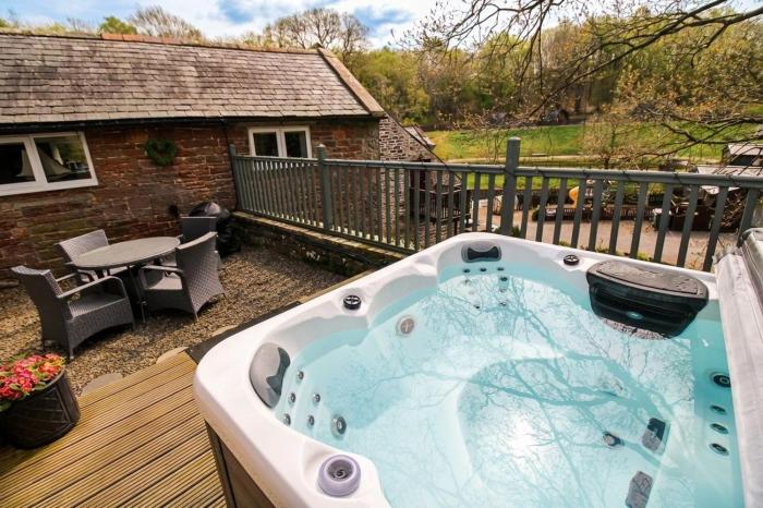 Mill House Cottage, on a Fishing Park near Brampton with hot tub