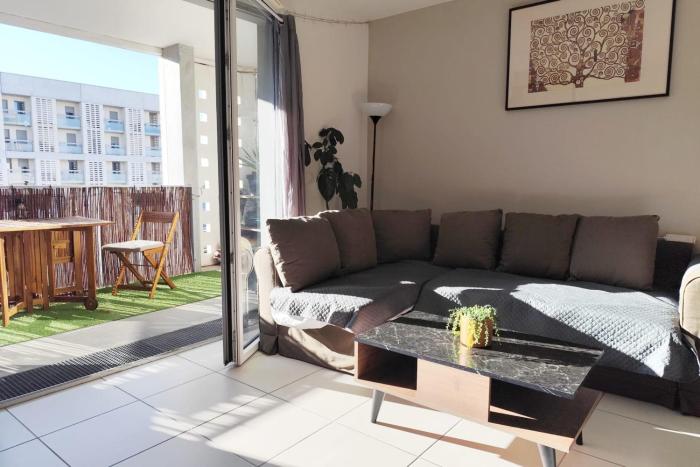 Apartment with balcony near St Jean train station