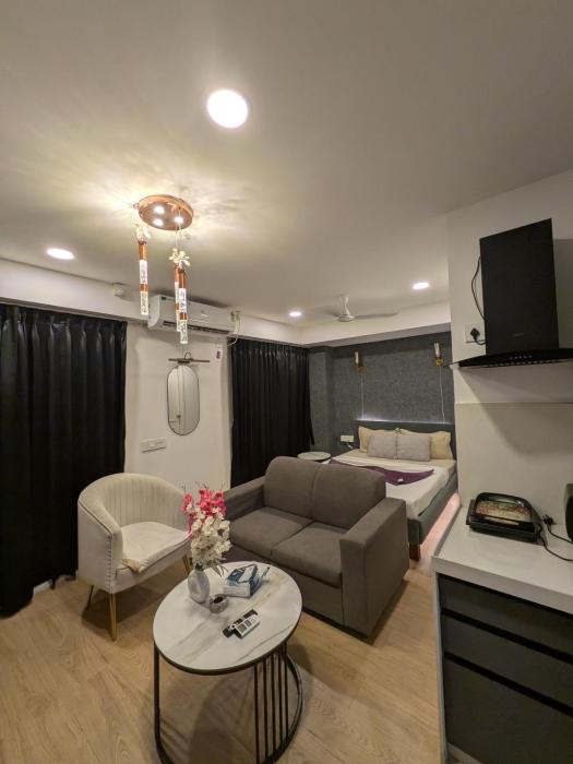 Hometel -Tira luxe With pvt Balcony- 800 mtr from Airport