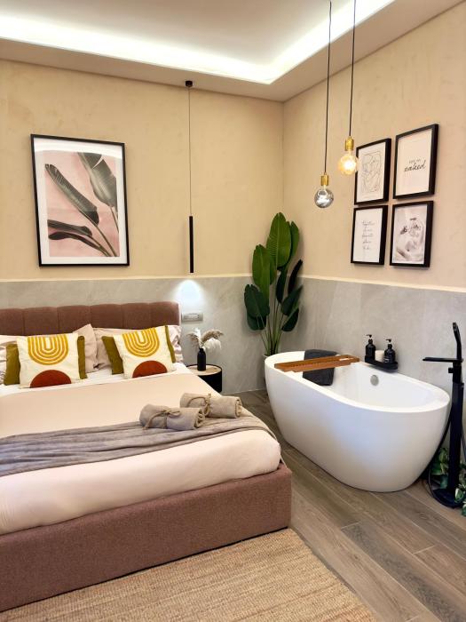 Falco Deluxe Home - With Freestanding Bath