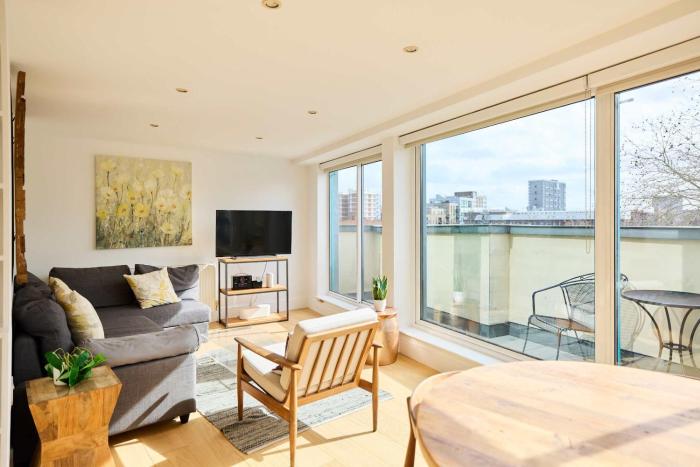 Light by Regents Canal