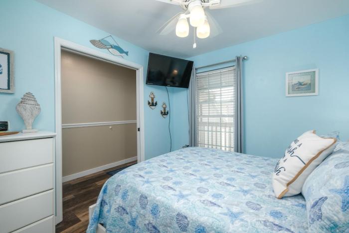 Charming Condo at Island Place 211!