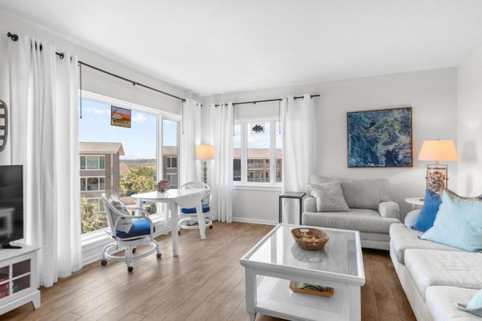 Golf, Sand & Sun: 3 Bedroom on the 4th Floor