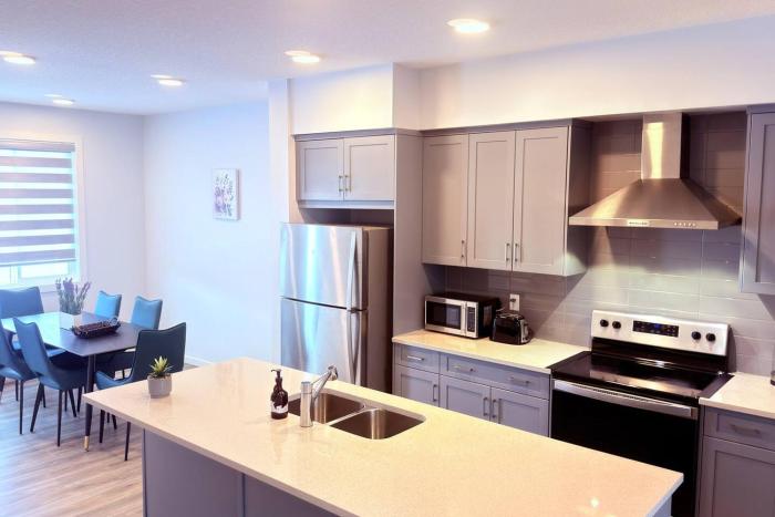 Savanna Breeze | Modern 3BR | Near YYC Airport