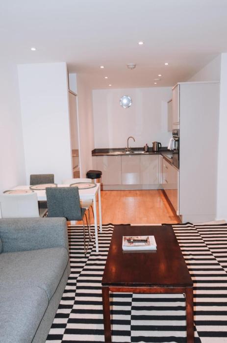Spacious and Luxury 2 bed 2 bath Just 5 minutes walk from the underground
