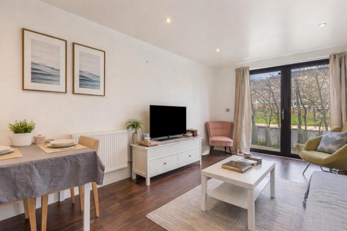 Stylish 1-Bed Near Canary Wharf with Patio