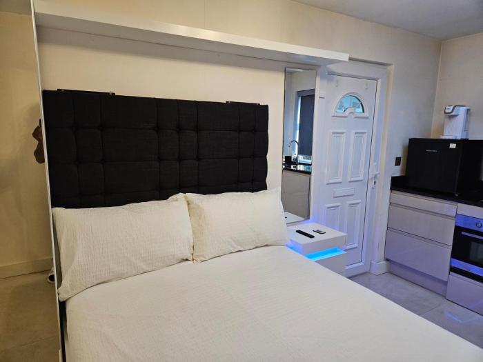 Modern Private Studio in Croydon with Parking