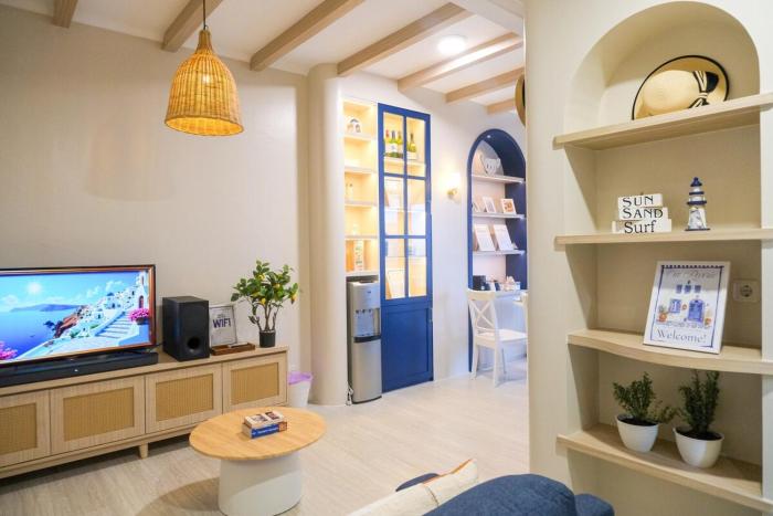 2BR City Center Stay - Santorini Style, Near MRT, Sudirman area