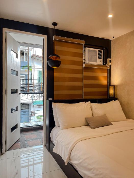 Ellas Modern 2BR Full Kitchen with Balcony near SM North EDSA