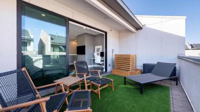 Modern Home Private Balcony Near Rainey Lady Bird Lake Haus of Z