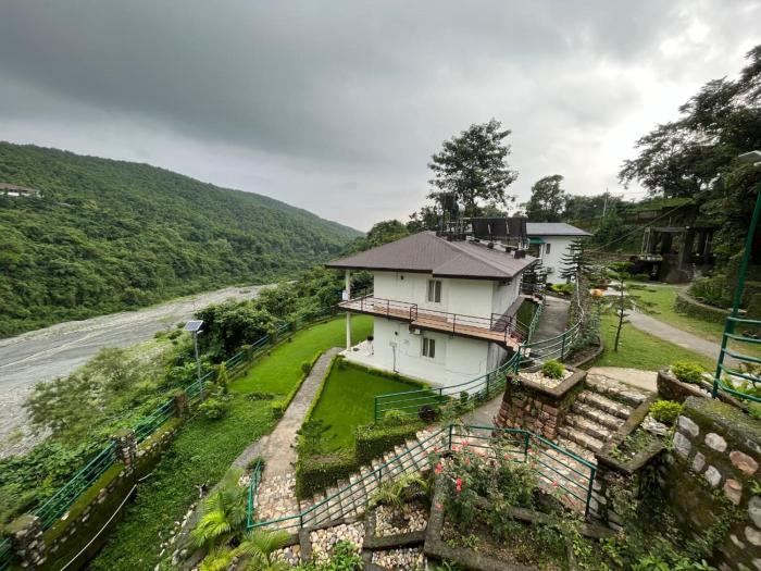Home in the Hills, Resort & Restaurant