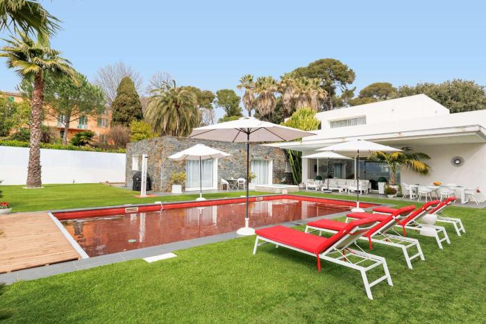 Villa Californienne d’Exception avec Piscine Rouge à Antibes
