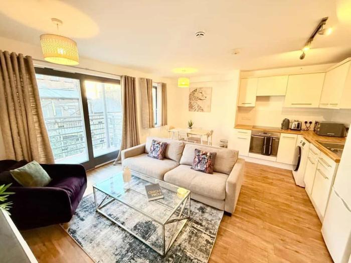 Lovely two bed close to station