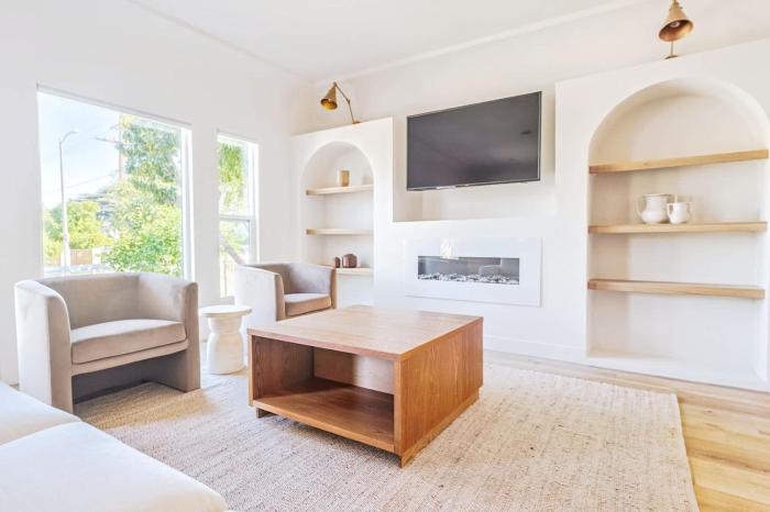 Bright Modern Home Near Downtown