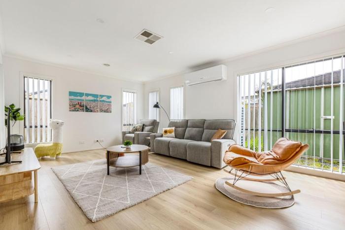 Berwick Abnb-Style 3BR Home with Street Parking, Near to Mall