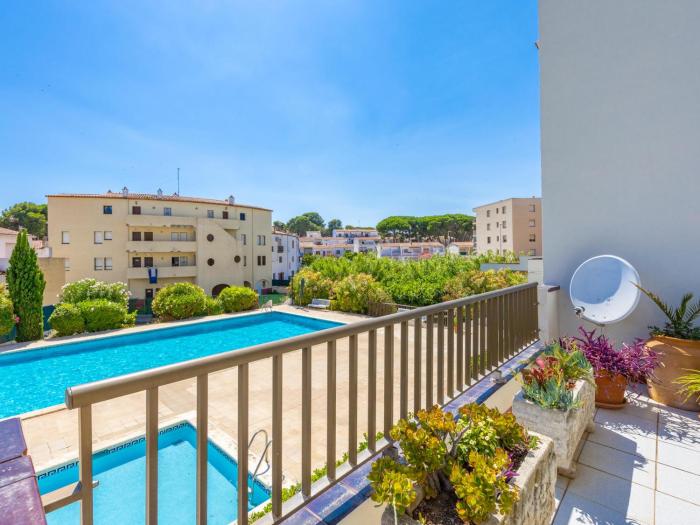 Amplio apartamento en el corazón de Riells con piscina y parking - ES-325-19