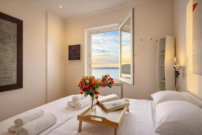Charming 2BR Home Terrace & Great Lake View