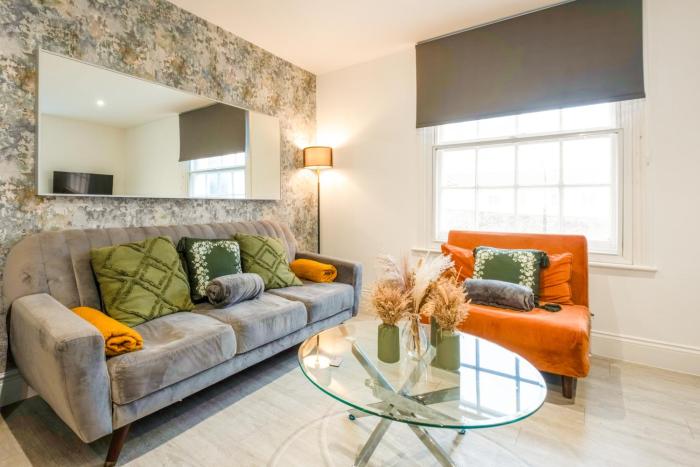 Spacious 2-Bed Apartment Near Seafront