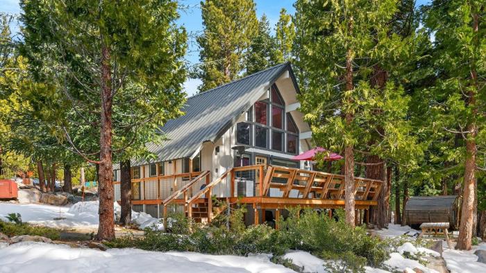 Peaceful Tahoe Retreat by AvantStay Cozy Modern Cabin • Sauna Hot Tub Fireplace • Near Lake