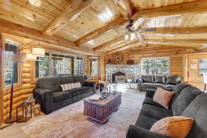 Multiple Decks! Cabin 1 Mi to Big Bear Lake Access
